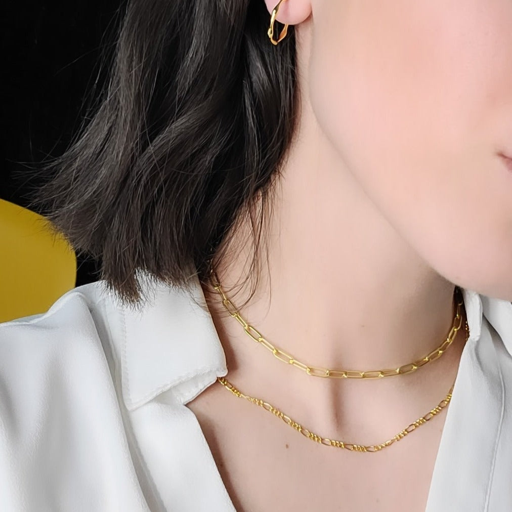 Woman wearing figaro choker 1