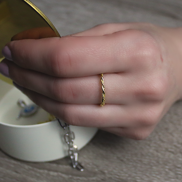 18kt Yellow Gold Plated Mesh Swirl Band Worn by Woman