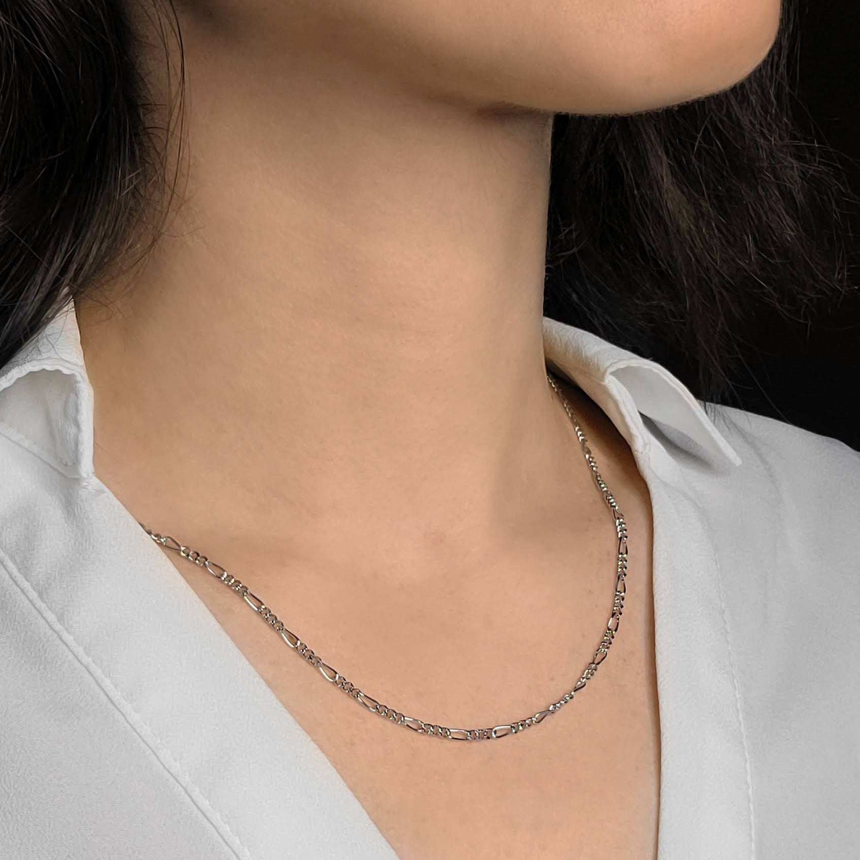 Woman wearing Figaro chain