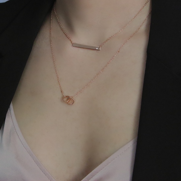 18kt Rose Gold Plated Dual Ring Twins Necklace Around Woman's Neck Matched with Bar Necklace